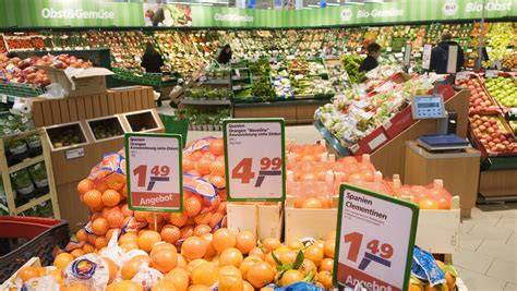Restbestände von Schoko-Weihnachtsmännern als Sonderangebot im Supermarkt