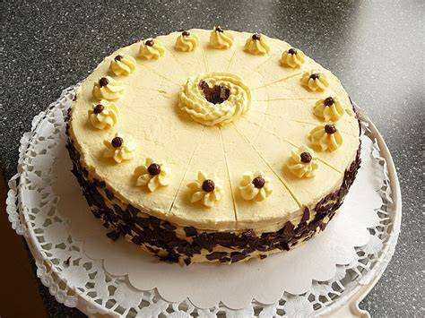 Retro Buttercremetorte im nostalgischen Look mit farbiger Dekoration