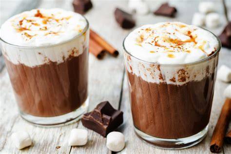 Rezeptbild: Heiße Schokolade mit Zimt, Datteln und Hafermilch