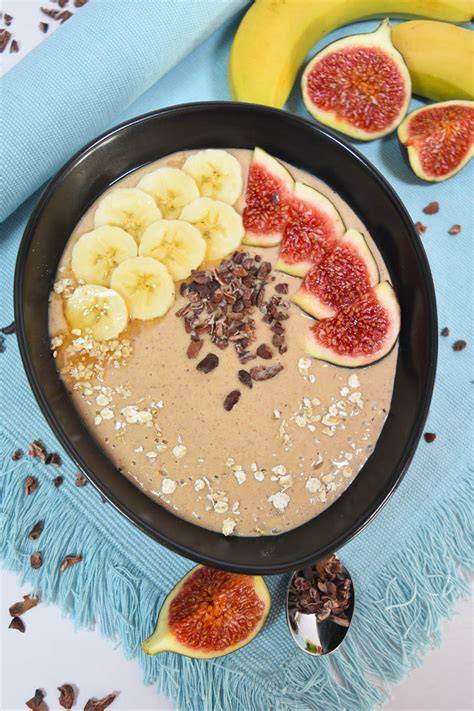 Rezeptidee: Bowl mit Bananen, Nüssen, Kakaonibs und Rohkakaopulver