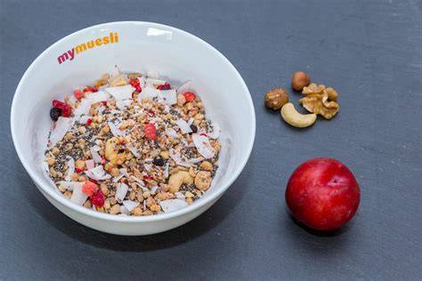 Rezeptschemata: Müsli-Bowl mit ungesüßten Trockenfrüchten und Nüssen
