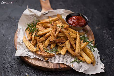 Rezeptschritte: Süße Curry-Tomaten-Soße, Marzipan-Rindswurst, doppelt frittierte Pommes