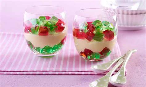Rezeptzutaten für klassische bunte Götterspeise mit Pudding
