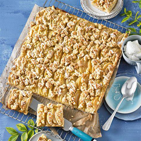 Rhöner Blechkuchen auf dem Blech, angeschnitten