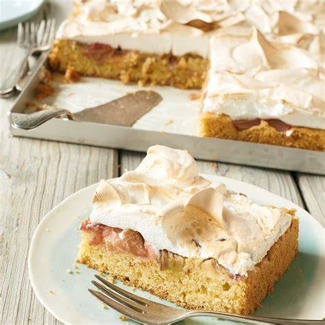 Rhabarber Baiser Kuchen mit knuspriger Baiserhaube auf Backblech