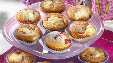 Rhabarber Käsekuchen Muffins auf einem Kuchengitter