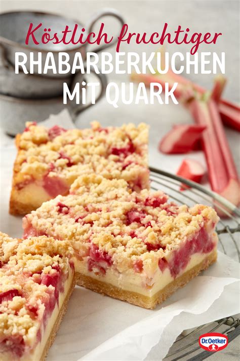 Rhabarber Quark Kuchen angeschnitten und mit Puderzucker bestreut