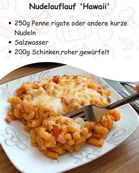 Rhabarber und Ananas auf einem Brett, gewürfelt