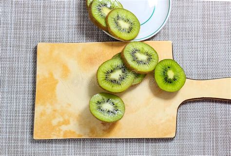 Rhabarber und Kiwi frisch auf einem Schneidebrett