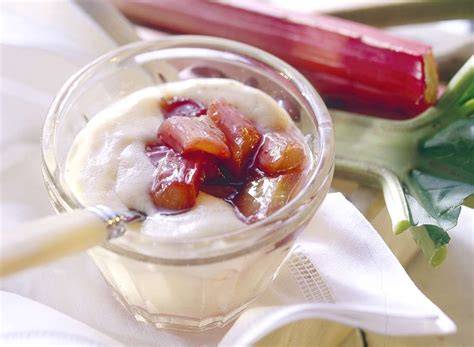 Rhabarber und Vanillepudding auf Holzbrett