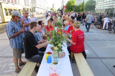 Rhabarber-Bananen-Torte auf einer Festtafel mit Kaffeeservice