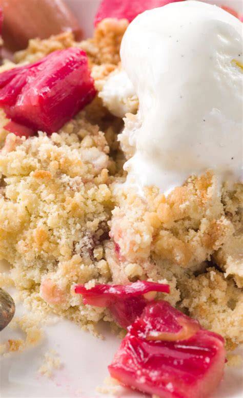 Rhabarber-Crumble Varianten mit Beilagen: Eis, Joghurt, Sahne