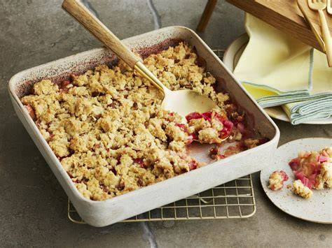 Rhabarber-Crumble im Ofen mit knuspriger Streuseldecke