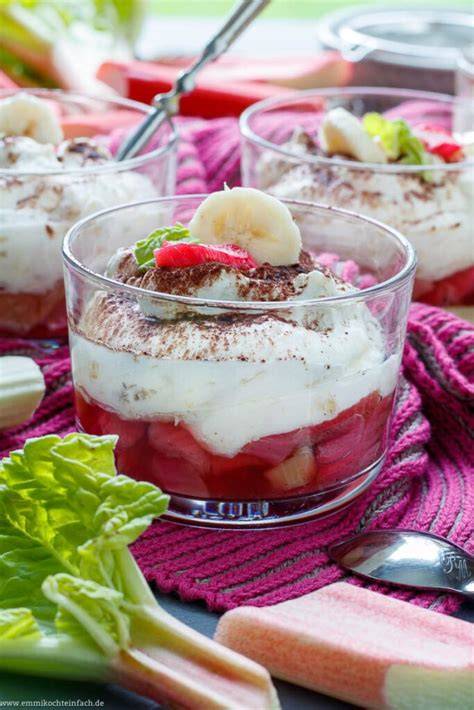 Rhabarber-Dessert mit Bananensahne in Glasschalen garniert