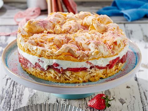 Rhabarber-Erdbeer-Torte auf Sommerterrasse