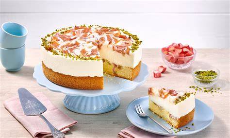 Rhabarber-Frischkäse-Torte in Scheiben, mit dekorativen Topping