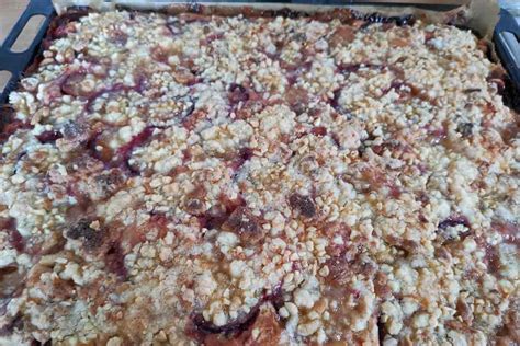 Rhabarber-Hefe-Blechkuchen mit Streuseln frisch aus dem Ofen