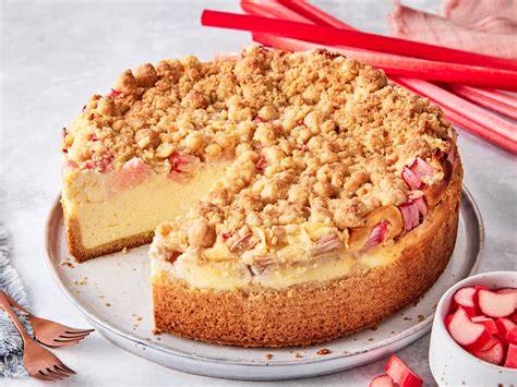 Rhabarber-Käsekuchen mit Streusel angeschnitten, Ebenen sichtbar