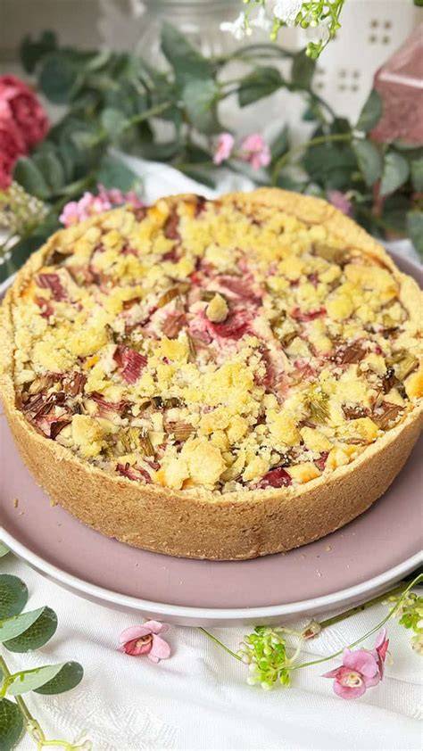 Rhabarber-Käsekuchen mit knusprigen Streuseln