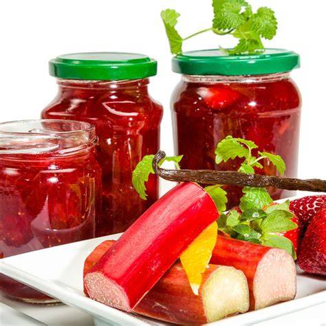 Rhabarber-Marmelade in Gläsern, gekocht und verschlossen