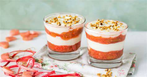 Rhabarber-Mascarpone-Dessert mit Minze