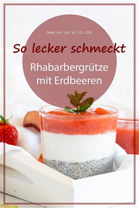 Rhabarbergrütze mit Schlagsahne und Kekskrümeln
