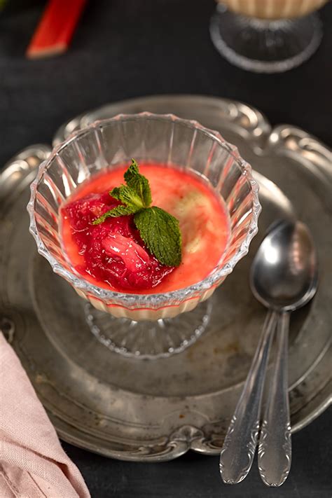 Rhabarberkompott als Dessert und Frühstück