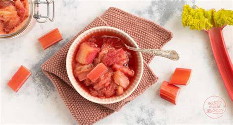 Rhabarberkompott als Vorrat und als Basis für Dessertschichten