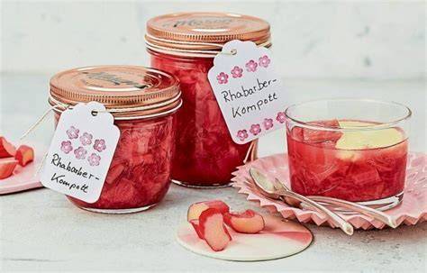 Rhabarberkompott im Glas