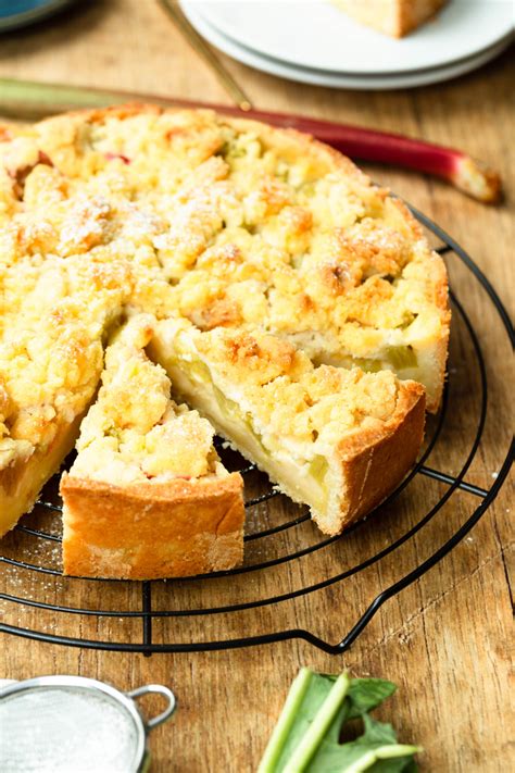 Rhabarberkuchen im Ofen