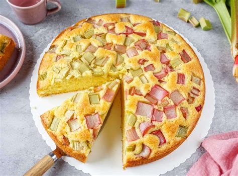 Rhabarberkuchen mit Haselnussbaiser