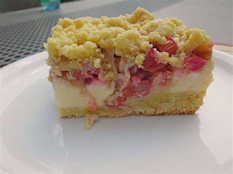 Rhabarberkuchen mit Quark und Streusel aufgeschnitten, Nahaufnahme
