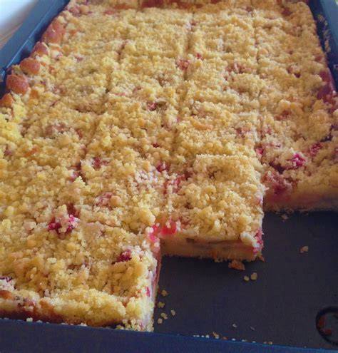 Rhabarberkuchen mit Streuseln auf Backblech