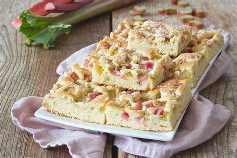 Rhabarberkuchen mit saisonalem Obst
