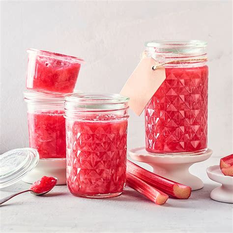 Rhabarbermarmelade in Gläsern