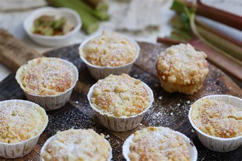 Rhabarbermuffins mit Streuseln und Käsekuchenfüllung