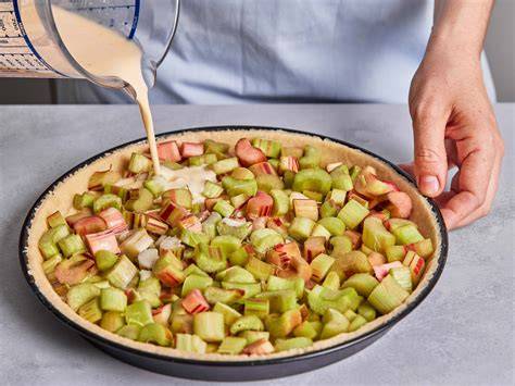 Rhabarberstücke auf Quarkmasse verteilen