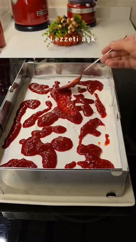 Rhabarberstücke im Topf während des Kochens