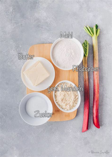 Rhabarberstangen, Eierlikörflasche und Streuselzutaten als Flatlay