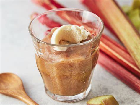 Rhabarberstangen und Pudding im Schälchen