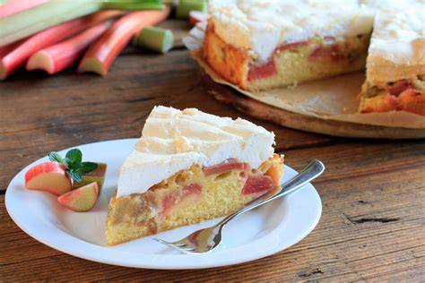 Rhabarbertorte mit frischem Rhabarber und Mascarponecreme, angerichtet auf Tortenplatte