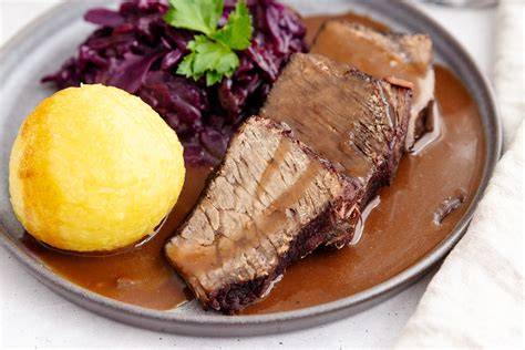 Rheinischer Sauerbraten mit Rotkohl und Klößen - Serviervorschlag