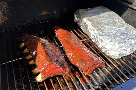 Ribs mit Hot Honey Glasur auf dem Grill