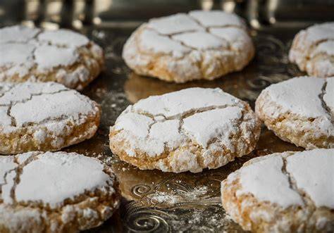 Ricciarelli di Siena mit Puderzucker bestreut