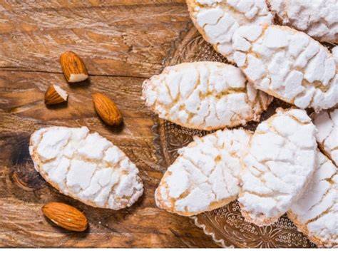Ricciarelli-ähnliche Mandelkekse auf Backgitter