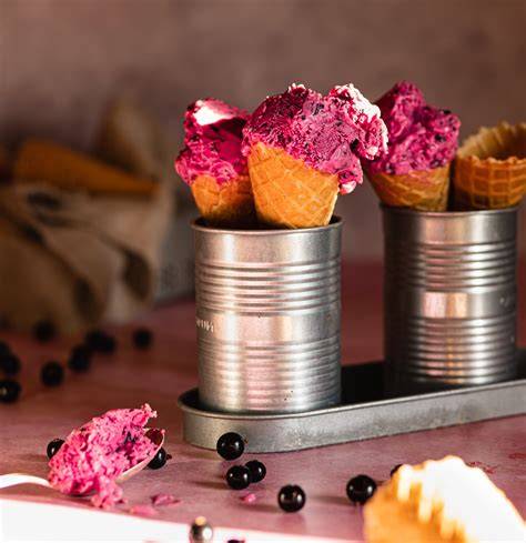 Ricotta-Cassis-Eis mit Cassis-Variegato