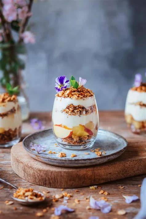Ricotta-Dessert mit Knuspercrunch und Apfelkompott