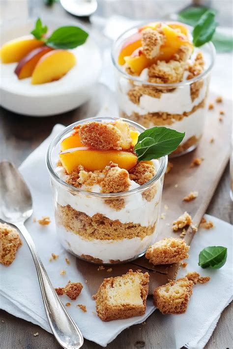 Ricotta-Erdbeer-Dessert mit knusprigen Cantuccini in Schichtgläsern