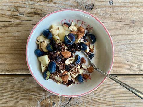 Ricotta-Honig-Bowl mit Apfel, Heidelbeeren und Mandeln
