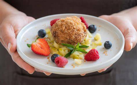 Ricotta-Nougatknödel auf Apfelragout mit Beeren